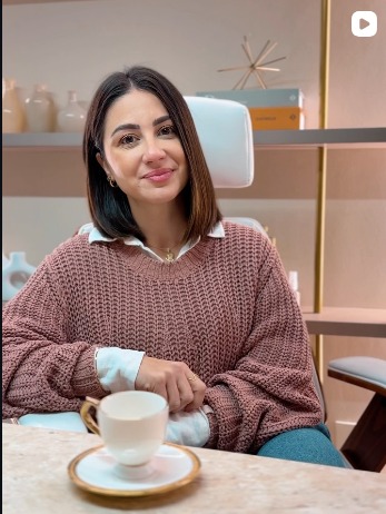 Fernanda Cunha em ambiente acolhedor
